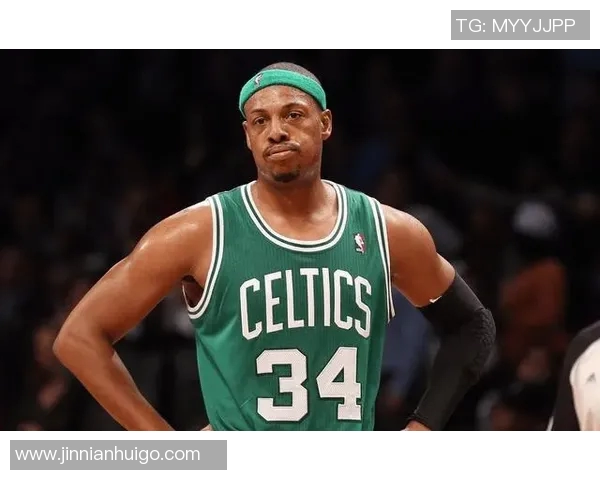 皮尔斯夜店偷瞄性感美女的紧张瞬间只需半秒转头避免被发现